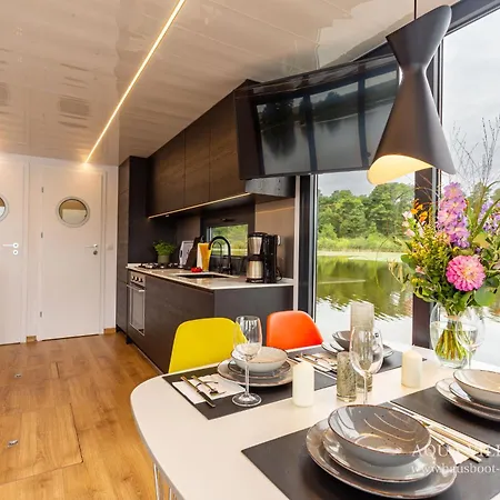 Hausboot Aqua Hybrid شقة *